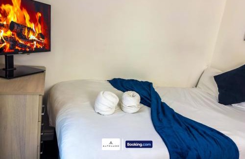 Hanham House | Perfect Purple 5 Bedroom Retreat with Hot Tub & Free Parking