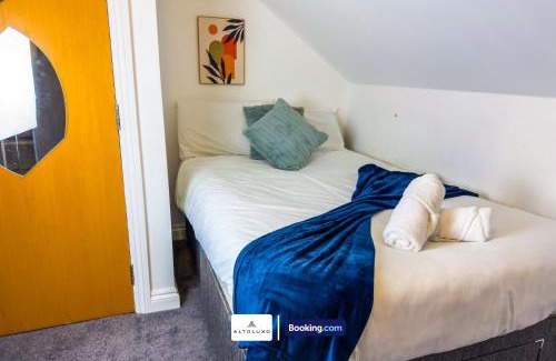 Hanham House | Perfect Purple 5 Bedroom Retreat with Hot Tub & Free Parking
