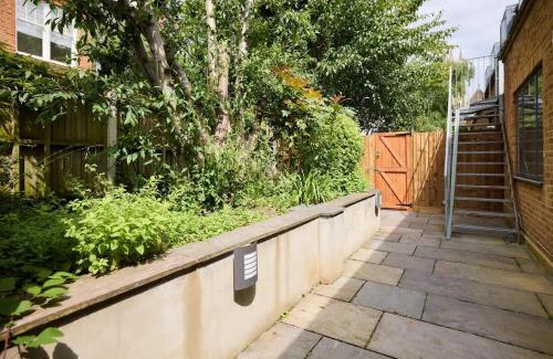 Putney Apartment | Putney Wonder: 4-Star Family-Friendly Garden Retreat