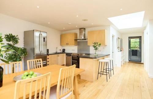 Putney Apartment | Putney Wonder: 4-Star Family-Friendly Garden Retreat