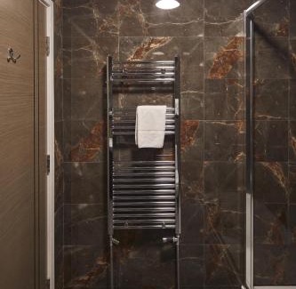 Lincoln Hotel | Inviting Stay at The Pyewipe: 9/10 Guest Rated Comfort