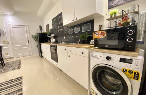 Al Haram Apartment | Vibrant Apartment in the Heart of a Colorful Street Scene