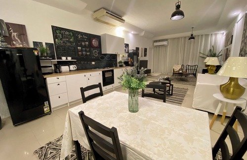 Al Haram Apartment | Vibrant Apartment in the Heart of a Colorful Street Scene