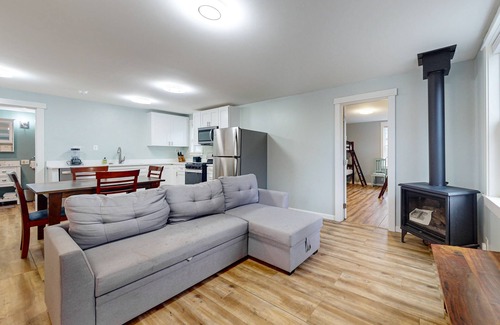 Retsil House | Pet-Friendly Quacker Jack: Cozy House with Gas Fireplace
