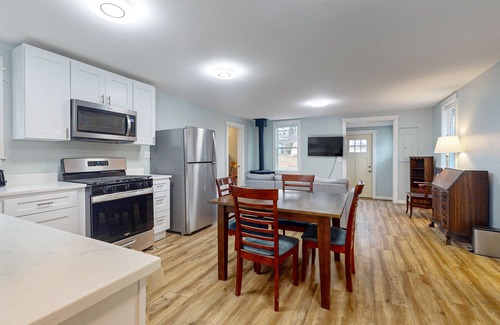 Retsil House | Pet-Friendly Quacker Jack: Cozy House with Gas Fireplace