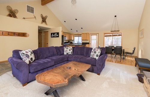 Southwest Bend House | Inviting Quails Nest: Family-Friendly Retreat with Fire Pit