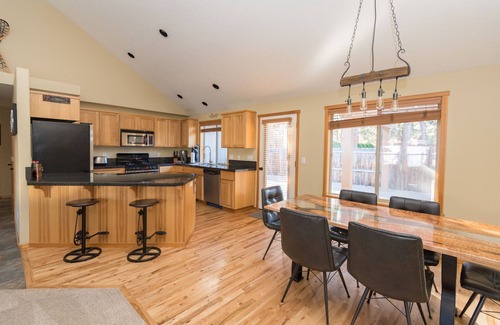 Southwest Bend House | Inviting Quails Nest: Family-Friendly Retreat with Fire Pit