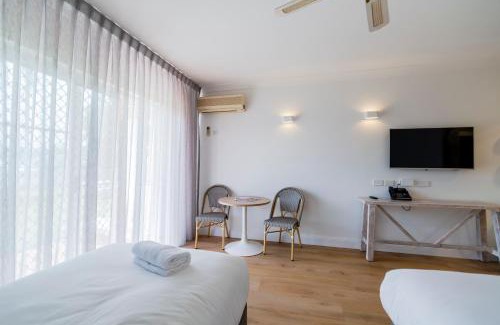 Forresters Beach Hotel | Relax at The Quarters: Oceanfront Retreat with Pool & Dining