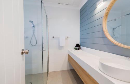 Forresters Beach Hotel | Relax at The Quarters: Oceanfront Retreat with Pool & Dining