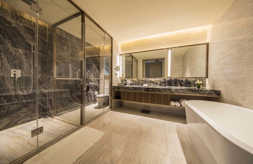 Fangcheng Hotel | Discover The Qube Hotel Xiangyang: Pool, Spa & Family-Friendly
