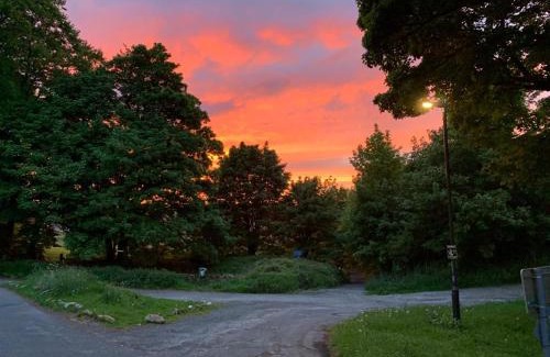 Great Hucklow Hotel | Elegant Stay at The Queen Anne with Hot Tub & Breakfast
