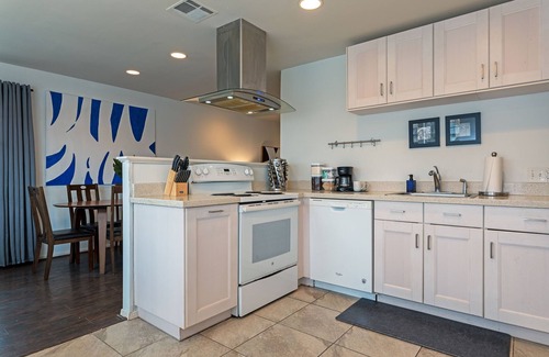 Greenway Plaza-Upper Kirby Apartment | Experience The Queen Endgame A! Galleria with Spa & Kitchen