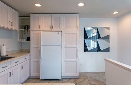 Greenway Plaza-Upper Kirby Apartment | Experience The Queen Endgame A! Galleria with Spa & Kitchen