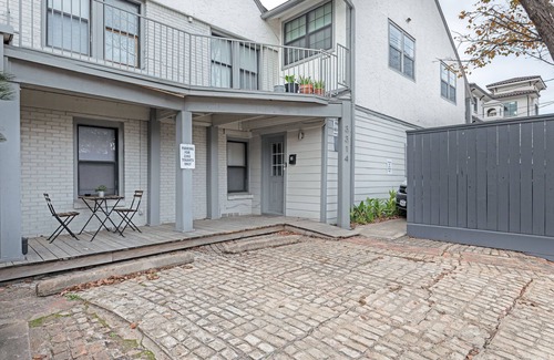 Greenway Plaza-Upper Kirby Apartment | Experience The Queen Endgame A! Galleria with Spa & Kitchen