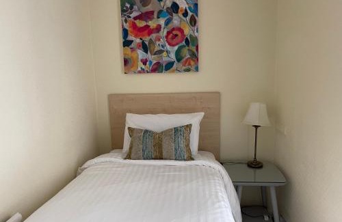 Olney Bed & Breakfast | Discover Comfort at The Queen Hotel - Guest Rated 7.1/10