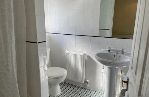 Olney Bed & Breakfast | Discover Comfort at The Queen Hotel - Guest Rated 7.1/10