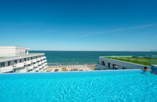 Mamaia-Sat Apartment | Escape to The Queen Infinity Beach Pool & Spa in Mamaia Nord