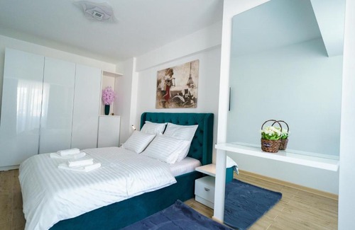 Mamaia-Sat Apartment | Escape to The Queen Infinity Beach Pool & Spa in Mamaia Nord
