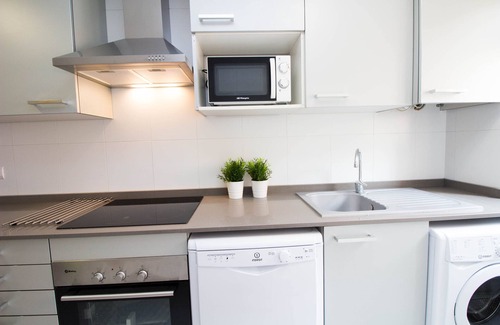 El Cabanyal Apartment | Experience "The QUEEN": Beachfront Bliss with Free WIFI
