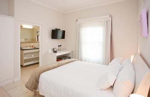 Calitzdorp House | Experience The Queen Of Calitzdorp with Ocean Views & Pool