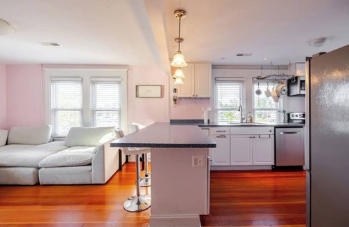 Winchester Apartment | Inviting Queen of Winchester: Three Bedroom with Deck