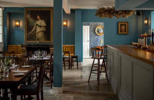 Corton Denham Hotel | Discover The Queens Arms: 4-Star Stay with Pet-Friendly Perks