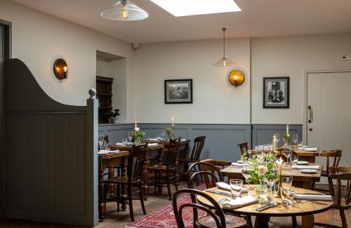 Corton Denham Hotel | Discover The Queens Arms: 4-Star Stay with Pet-Friendly Perks