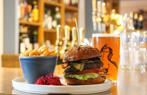 Corton Denham Hotel | Discover The Queens Arms: 4-Star Stay with Pet-Friendly Perks
