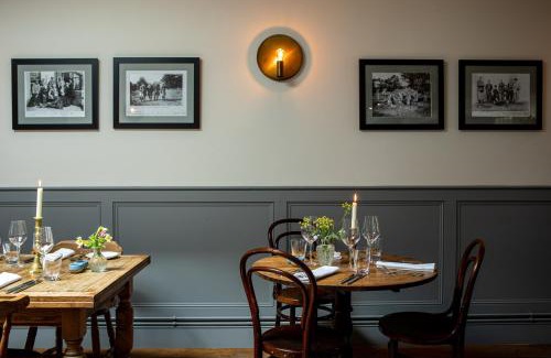 Corton Denham Hotel | Discover The Queens Arms: 4-Star Stay with Pet-Friendly Perks