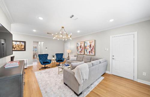 South Central Houston Apartment | Discover The Queen’s Gambit II: Pet-Friendly Paradise