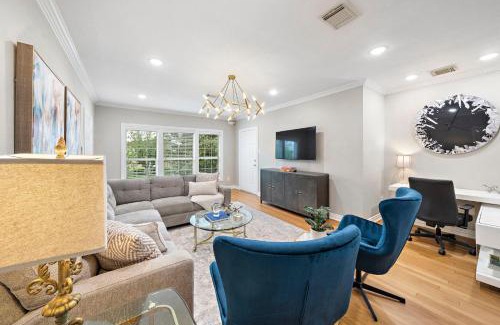 South Central Houston Apartment | Discover The Queen’s Gambit II: Pet-Friendly Paradise