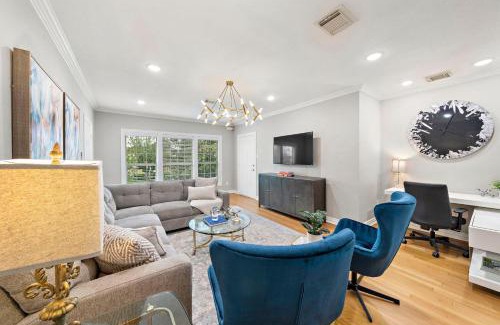 South Central Houston Apartment | Discover The Queen’s Gambit II: Pet-Friendly Paradise