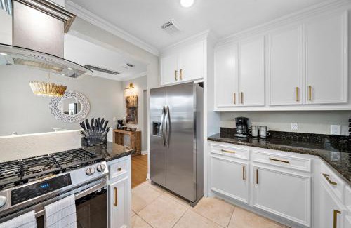South Central Houston Apartment | Discover The Queen’s Gambit II: Pet-Friendly Paradise