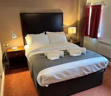 Milton Ernest Hotel | Inviting Stay at The Queens Head Inn with Breakfast Included