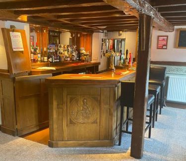 Milton Ernest Hotel | Inviting Stay at The Queens Head Inn with Breakfast Included