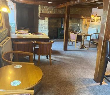 Milton Ernest Hotel | Inviting Stay at The Queens Head Inn with Breakfast Included
