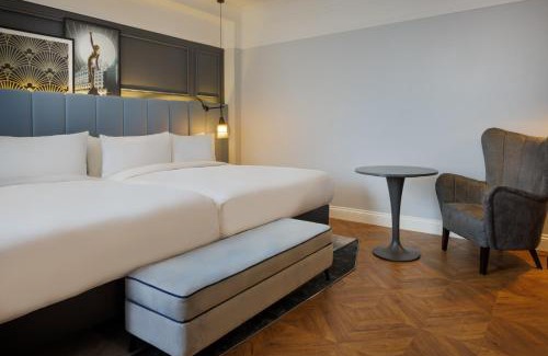 Leeds City Center Hotel | Discover Comfort at The Queens Hotel - 4 Star Excellence