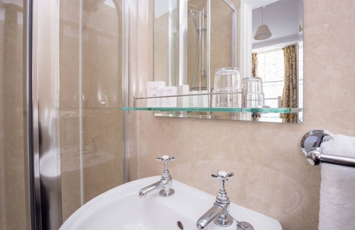 Chysauster Hotel | Experience Comfort at The Queens Hotel with Family-Friendly Amenities