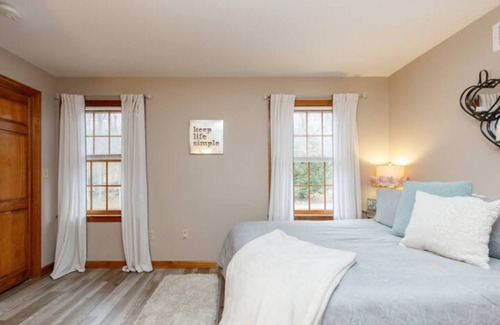 Rogers Bed & Breakfast | Inviting Retreat in New England with Pool and Family Amenities