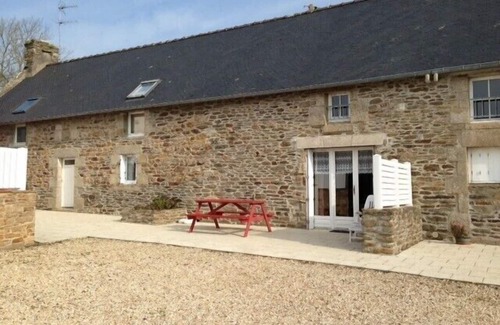 Clohars-Carnoet Cottage | Serene Countryside Retreat with Oceanfront Views