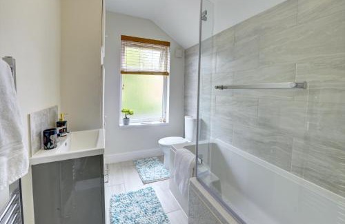 Welford House | Unique Getaway at The Quirky Cottage - 4-Star Comfort