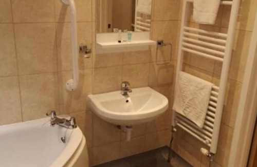 Desborough Hotel | Budget-Friendly Stays at The R Inn Hotel with Breakfast