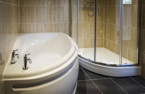 Desborough Hotel | Budget-Friendly Stays at The R Inn Hotel with Breakfast