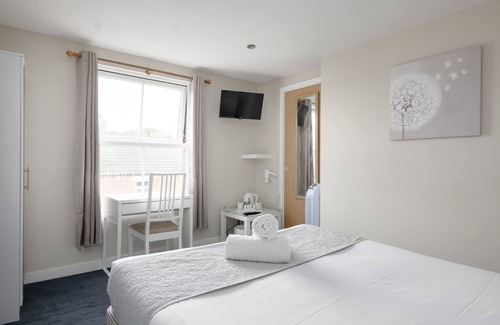 Desborough Hotel | Budget-Friendly Stays at The R Inn Hotel with Breakfast