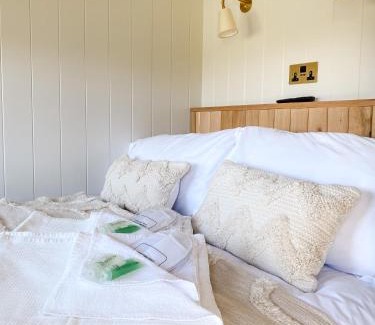 Stamford Apartment | Experience The Rabbit Warren Shepherd Hut - 4-Star Retreat