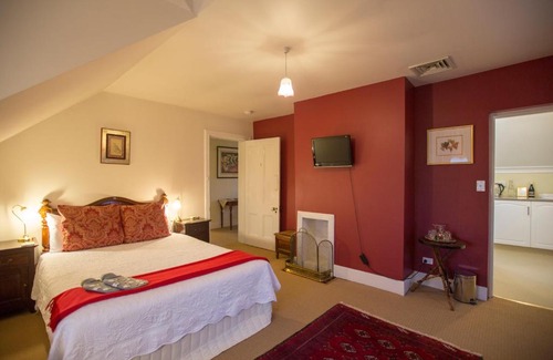 Longford Bed & Breakfast | Experience The Racecourse Inn: 5-Star Comfort Awaits