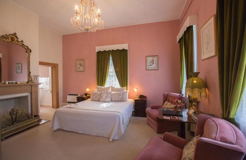 Longford Bed & Breakfast | Experience The Racecourse Inn: 5-Star Comfort Awaits