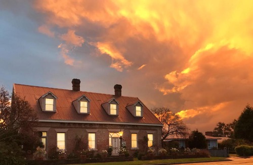 Longford Bed & Breakfast | Experience The Racecourse Inn: 5-Star Comfort Awaits