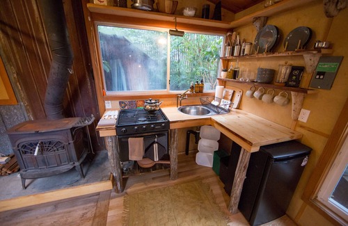 Juan de Fuca Electoral Area Cabin | Discover The Rad Shack: Private Ocean Trail & Family Friendly