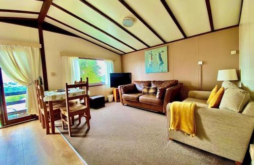Checkley Cabin | Inviting Oceanfront Retreat at The Raddle Inn Log Cabins